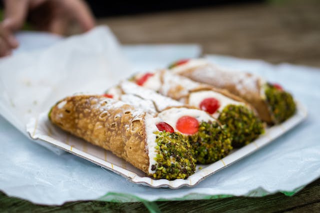 Tutto quello che devi sapere sul cannolo siciliano: storia, ricetta e curiosità